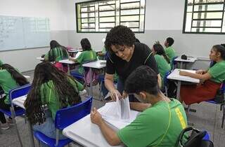 Professora orienta aluno em sala de escola estadual (Foto: SED/Divulgação)