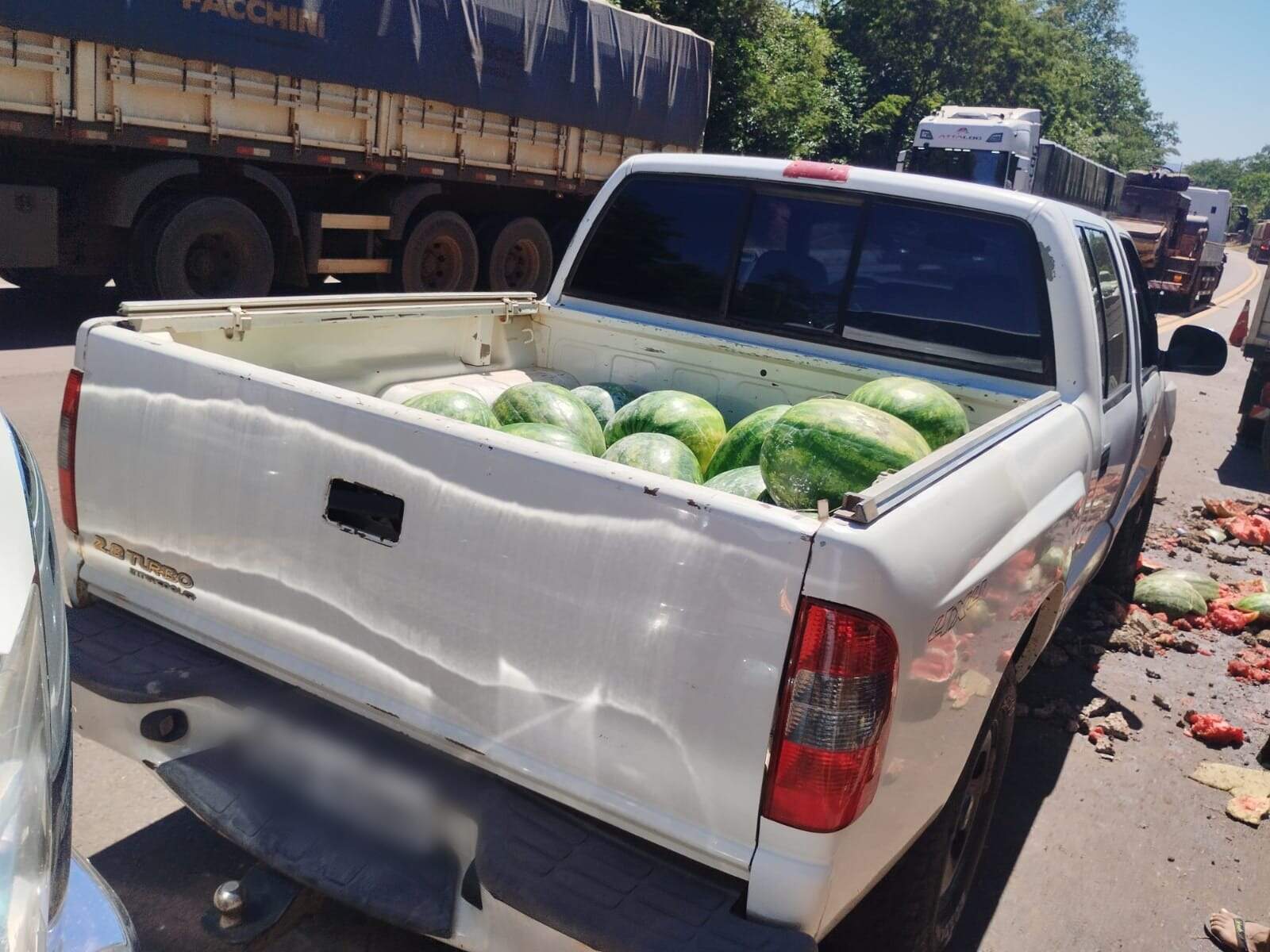 Caminhão tomba com 35 toneladas de melancia e carga é doada
