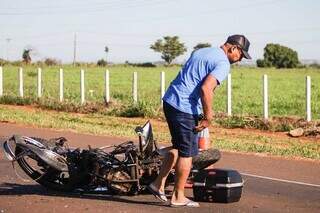 Moto ficou destruída após acidente (Foto: Henrique Kawaminami)
