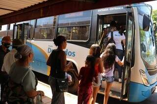 Passageiros entram em ônibus urbano em Dourados, onde tarifa está congelada há 2 anos (Foto: Divulgação)