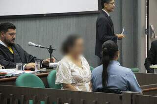 Dirléia Patrícia sentou-se no banco dos réus nesta quinta-feira (25). O rosto foi borrado a pedido do juiz que conduziu o julgamento. (Foto: Lucas Santana/Campo Grande News)