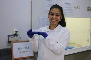 Biotecnologista Caroline Paes desenvolveu o teste rápido de leishmaniose durante o doutorado (Foto: Larissa Adami)