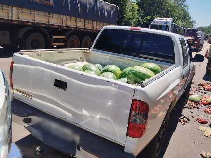 Caminhão tomba com 35 toneladas de melancia e carga é doada para população