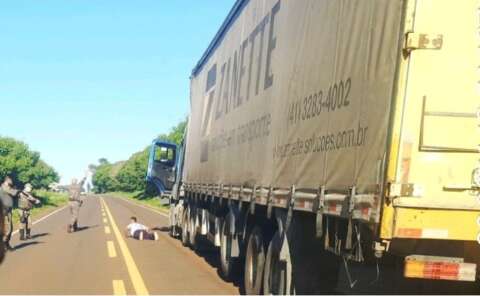 Polícia recupera caminhão roubado em São Paulo e negocia liberação de refém
