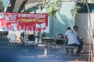 Faixa de protesto durante a greve no IFMS em Campo Grande (Foto: Marcos Maluf)