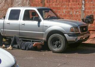 Investigador verifica camionete usada por foragidos (Foto: Marcos Maluf)