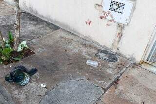 Parede de uma casa ficou suja com o sangue do suspeito (Foto: Henrique Kawaminami)