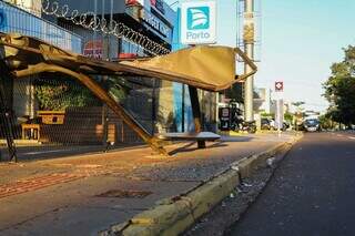 Ponto de ônibus danificado na Avenida Mato Grosso (Foto: Henrique Kawaminami)