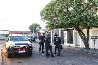 Policiais militares em frente ao local onde ladrão foi preso e socorrido (Foto: Henrique Kawaminami)
