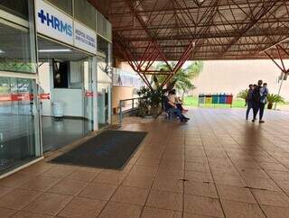 Entrada principal do Hospital Regional de Mato Grosso do Sul (Foto: Geniffer Valeriano/Arquivo)