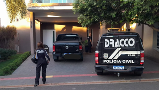 Policiais do Dracco em um dos endereços alvo da operação (Foto: reprodução)