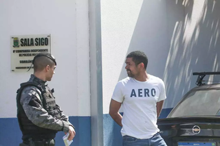 Ueverton da Silva Macedo, o &#34;Frescura&#34;, escoltado até a delegacia durante a prisão, ocorrida em 3 de abril, em Sidrolândia. (Foto: Marcos Maluf)