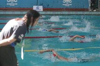 Nadadores durante prova na piscina do Rádio Clube Cidade (Foto: Marcos Maluf)