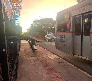 Ponto e ônibus após acidente na manhã desta sexta-feira (Foto: Direto das Ruas)