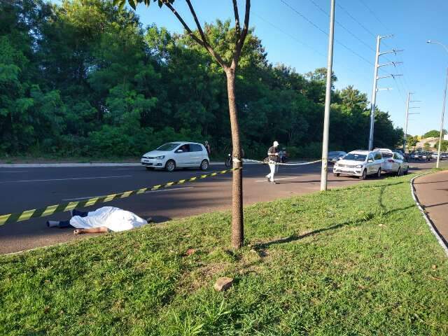 Rapaz morre na hora ao bater motocicleta no meio-fio da Avenida L&uacute;dio Coelho