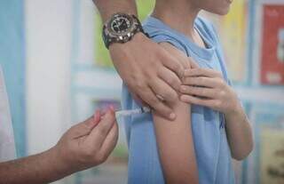 Adolescente recebendo aplicação do imunizante contra a Dengue (Foto: Marcos Maluf)