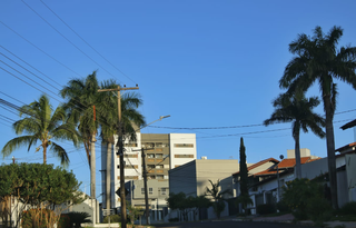 Amanhecer visto com céu azul de brigadeiro na capital sul-mato-grossense (Foto: Paulo Francis) 