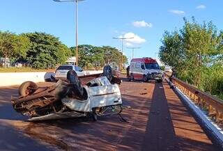 Veículo completamente destruído após capotagem (Foto: Reprodução/Osvaldo Duarte/Dourados News)