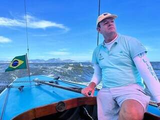Lars Grael velejando com a bandeira do Brasil ao fundo. (Foto: Reprodução Redes Sociais)