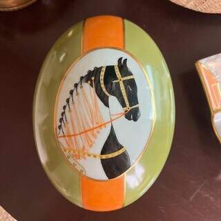 Caixa de porcelana oval com pintura de cavalo. (Foto: Arquivo pessoal)