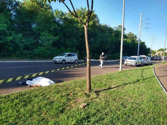 Rapaz morre na hora ao bater motocicleta no meio-fio da Avenida Lúdio Coelho