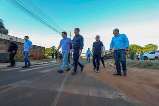 Ao lado do prefeito, José Natan (PP), governador percorreu ruas asfaltadas na sua gestão (Foto: Álvaro Rezende)