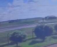 Vídeo mostra momento em que caminhão capota em rotatória 