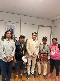 Lideranças da comunidade indígena Kurussu Amba em visita ao secretário-executivo do Ministério dos Povos Indígenas, Eloy Terena, nesta quinta-feira (26) (Foto: Divulgação)