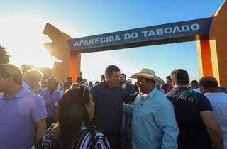 Governador Eduardo Riedel (PSDB) cumprimento população de Aparecida do Taboado (Foto: Álvaro Rezende)