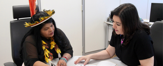 Ministra dos Povos Indígenas, Sônia Guajajara e ministra do Planejamento e Orçamento, Simone Tebet, avaliam documentos do projeto (Foto: André Corrêa)