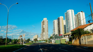 Amanhecer com céu claro visto da Avenida Via Parque em Campo Grande (Foto: Alex Machado)