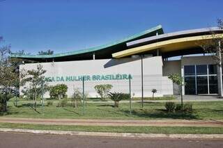 Fachada da Casa da Mulher Brasileira onde fica a Delegacia de Atendimento à Mulher (Foto: Paulo Francis)
