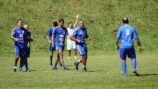 Equipe Azul do livre/máster comemorando um dos gols marcados na partida (Foto: Alex Machado)