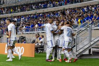 Equipe celeste comemorando gol marcado na partida (Foto: Divulgação/Cruzeiro)
