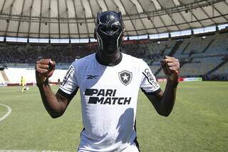 Luiz Henrique autor do primeiro gol do Botafogo comemorando gol com máscara do Pantera Negra (Foto: Vitor Silva/Botafogo)