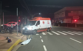 Giovane morreu no local do acidente ocorrido na noite de ontem na região central de Campo Grande (Foto: Direto das Ruas) 