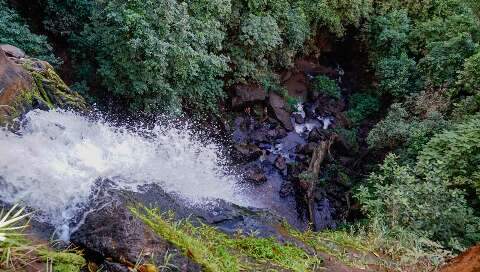 Sem saber de morte, famílias vão até Cachoeira do Inferninho para "refresco"