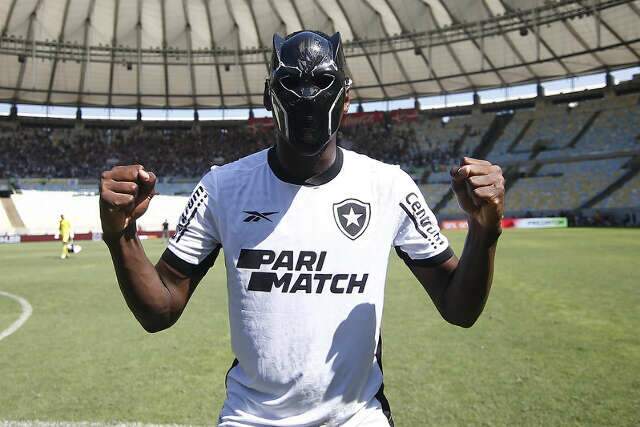 Botafogo vence Flamengo por 2 a 0 no Maracan&atilde; e assume lideran&ccedil;a do Brasileir&atilde;o