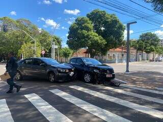 Colisão entre Gol e Corolla na manhã deste domingo, na Avenida Mato Grosso (Foto: Clara Farias)