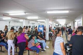 Pessoas esperando atendimento na Funsat em janeiro deste ano (Foto: Henrique Kawaminami | Arquivo)