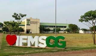 Letreiro em frente ao campus do IFMS em Campo Grande, onde há vagas (Foto: Juliano Almeida)