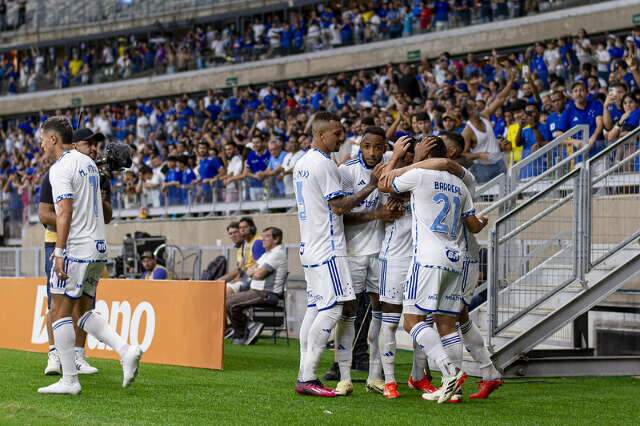 Cruzeiro interrompe m&aacute; fase e supera o Vit&oacute;ria por 3 a 1 no Brasileir&atilde;o