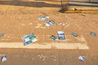 Panfletos e santinhos de candidatos espalhados no chão nas eleições de 2022 (Foto: Paulo Francis)