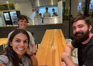 Carolina, Lucas, Fernando e os colaboradores da loja de Cuiabá. (Foto: Divulgação)