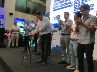 Governador Eduardo Riedel (PSDB) assinando prorrogação do pacote de desonerações (Foto: Fernanda Palheta)