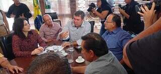 No centro da mesa, governador Eduardo Riedel (PSDB) explica importância do Focem para as prefeituras (Foto: Gabriela Couto)