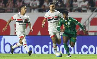 O atacante Endrick com a posse da bola durante confronto disputado no Estádio Morumbi. (Foto: Cesar Greco/Palmeiras)