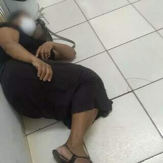 Deitada no chão, idosa aguarda ser atendida em UPA (Foto: Direto das Ruas)