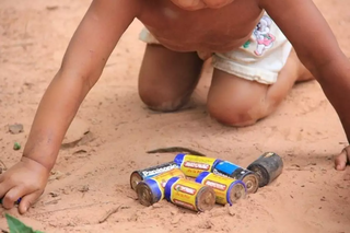 Criança indígena brinca com pilhas. (Foto ilustrativa: Arquivo/Campo Grande News)
