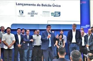 Governador Eduardo Riedel (PSDB) durante lançamento do programa “Balcão Único MS Agiliza – Empresas”, em novembro do ano passado, no Sebrae (Foto: Arquivo/Saul Scharmm)